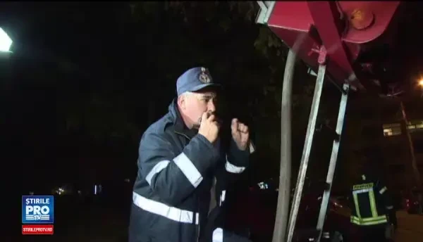 Oameni evacuati dupa un incendiu izbucnit intr-un bloc din Pitesti