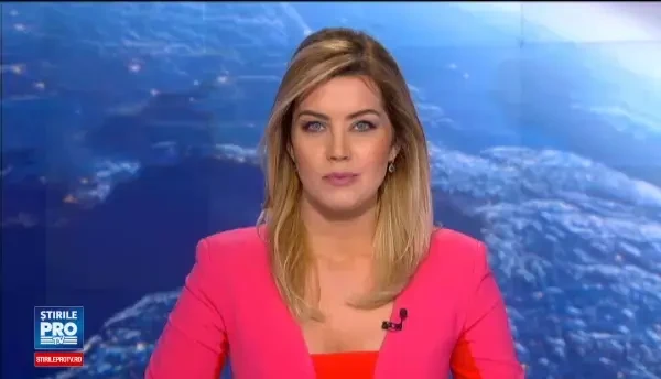 Publicatia Glamour care, in mod obisnuit premiaza femeile anului, a desemnat acum un laureat neasteptat: Bono