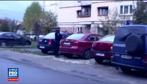 Profesor, acuzat ca a abuzat sexual 20 de eleve minore pe care le-a oferit si amicilor sai contra cost. Cum se apara barbatul