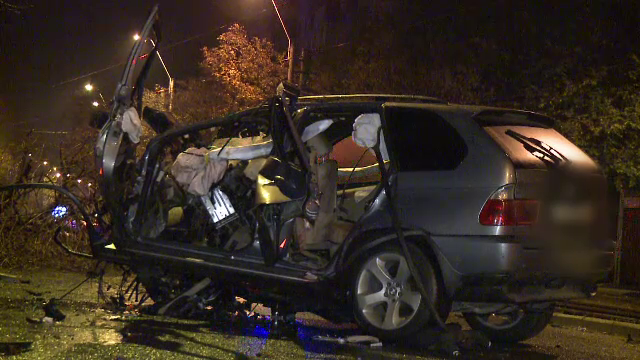 Accident violent in Capitala, dupa ce o masina a derapat pe soseaua uda si a intrat in copac. Un barbat, in stare grava