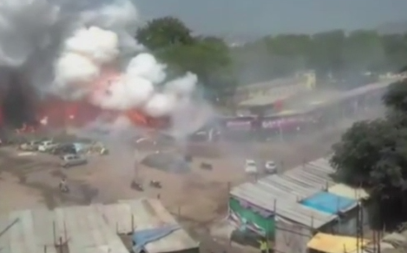 200 de magazine cu materiale pirotehnice au luat foc in India. Pagubele produse de artificiile aprinse accidental