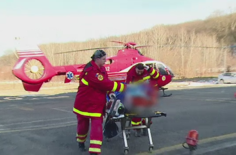 O femeie de 20 de ani si copilasul ei de 8 luni, din Salaj, la spital cu arsuri grave dupa un incendiu izbucnit in locuinta