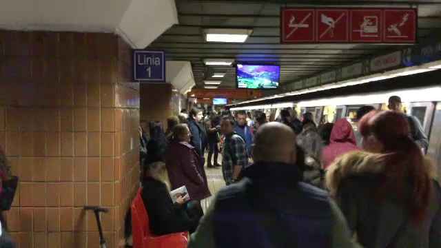 Oameni speriati si intarzieri mari, dupa ce un metrou a ramas blocat in tunel, joi seara. Cum a "rezolvat" Metrorex criza
