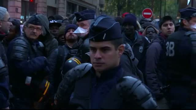 Politistii francezi au inceput evacuarea migrantilor care isi stabilisera o tabara langa o statie de metrou din Paris