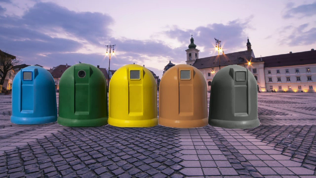 Sibiul, plin de deseuri dupa ce locuitorii au fost obligati sa colecteze selectiv gunoiul. Noile pubele, prea complicate