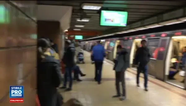 Oameni speriati si intarzieri mari, dupa ce un metrou a ramas blocat in tunel, joi seara. Cum a rezolvat Metrorex criza