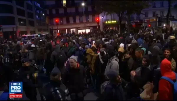 Politistii francezi au inceput evacuarea migrantilor care isi stabilisera o tabara langa o statie de metrou din Paris
