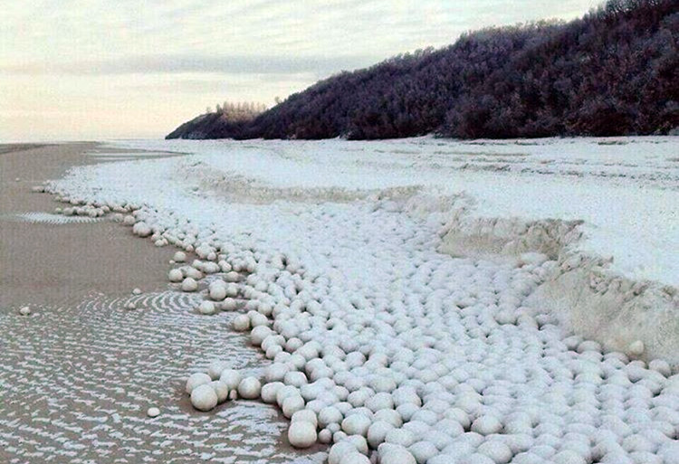 Bulgari uriasi de zapada, pe malul unui rau din Rusia. Explicatia acestui fenomen extrem de rar