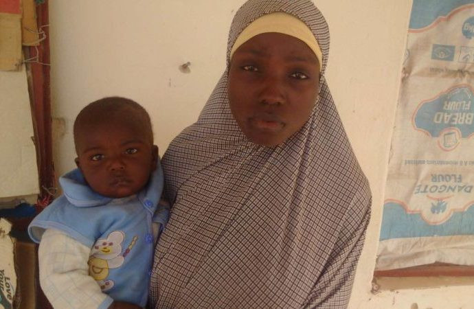 Una dintre cele 270 de eleve rapite de Boko Haram in 2014, gasita de soldatii nigerieni, cu un copil de 10 luni