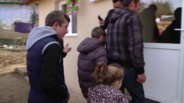 Au ramas pe drumuri, dupa ce le-a ars casa. Surpriza traita de 4 frati din Iasi, dupa ce zeci de oameni au sarit sa-i ajute
