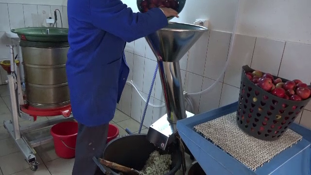 Producatorii au dat lovitura in acest an, dupa ce au cules recolta. Cu cat vand un litru de suc de mere