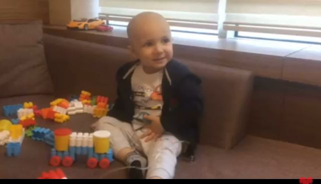 La 2 ani, se lupta cu o forma rara de cancer. Cum il puteti ajuta pe David sa aiba o sansa la viata