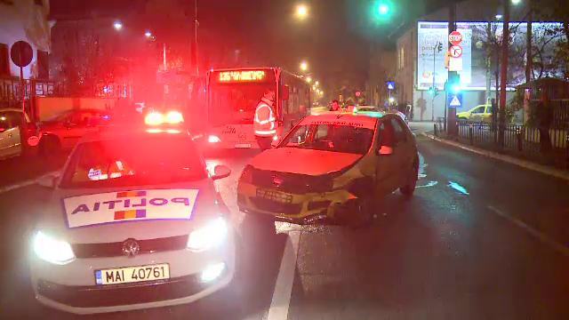 Tamponare intre un taxi si un alt autoturism, in Capitala. Martorii spun ca de vina ar fi fost taximetristul