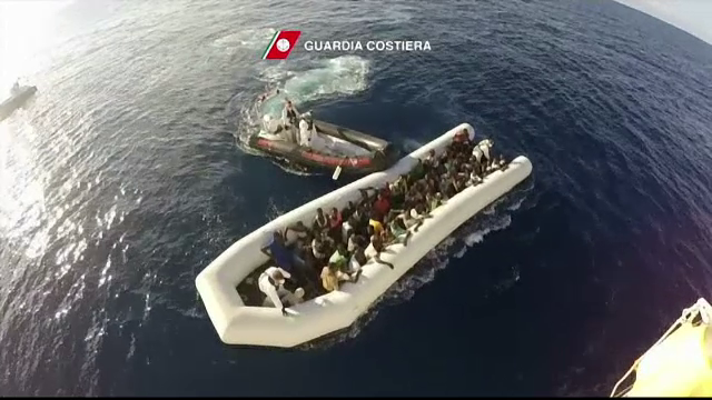 Paza de coasta italiana a reusit sa salveze 2.200 de migranti. Papa Francisc: "Mediterana a devenit un cimitir"