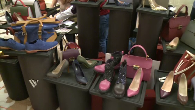 Targ de design contemporan in piele la Bucuresti. Dana Rogoz: "Romanii se imbraca bine si pun pret pe calitate"