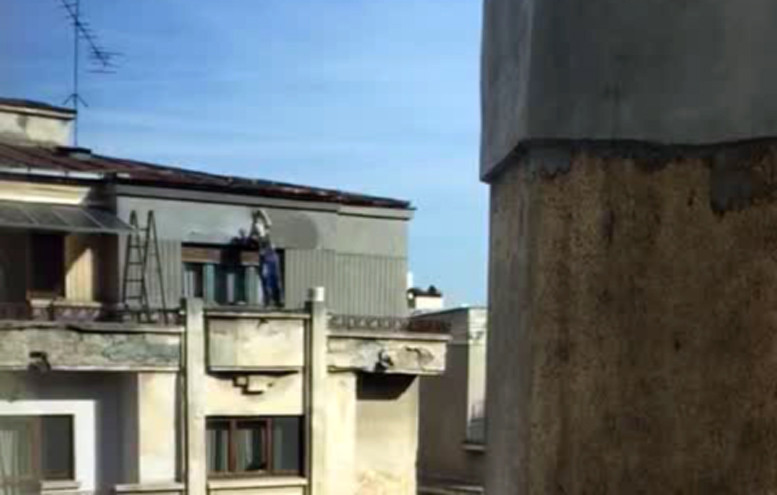 Renovare extrema, in Bucuresti. Un barbat s-a catarat pe marginea balconului de la ultimul etaj ca sa tencuiasca