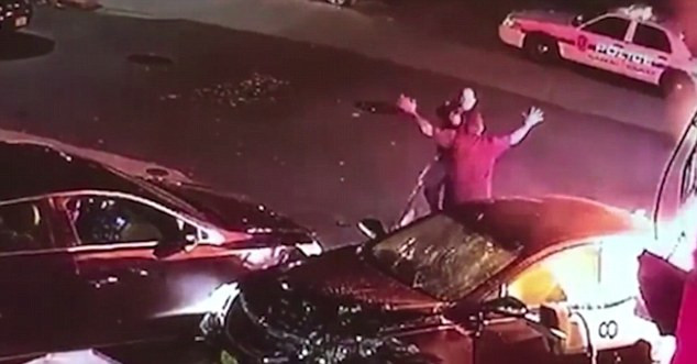 O urmarire ca-n filme pe strazile Brooklyn-ului s-a terminat intr-o benzinarie, in flacari. De ce fugea barbatul de politie