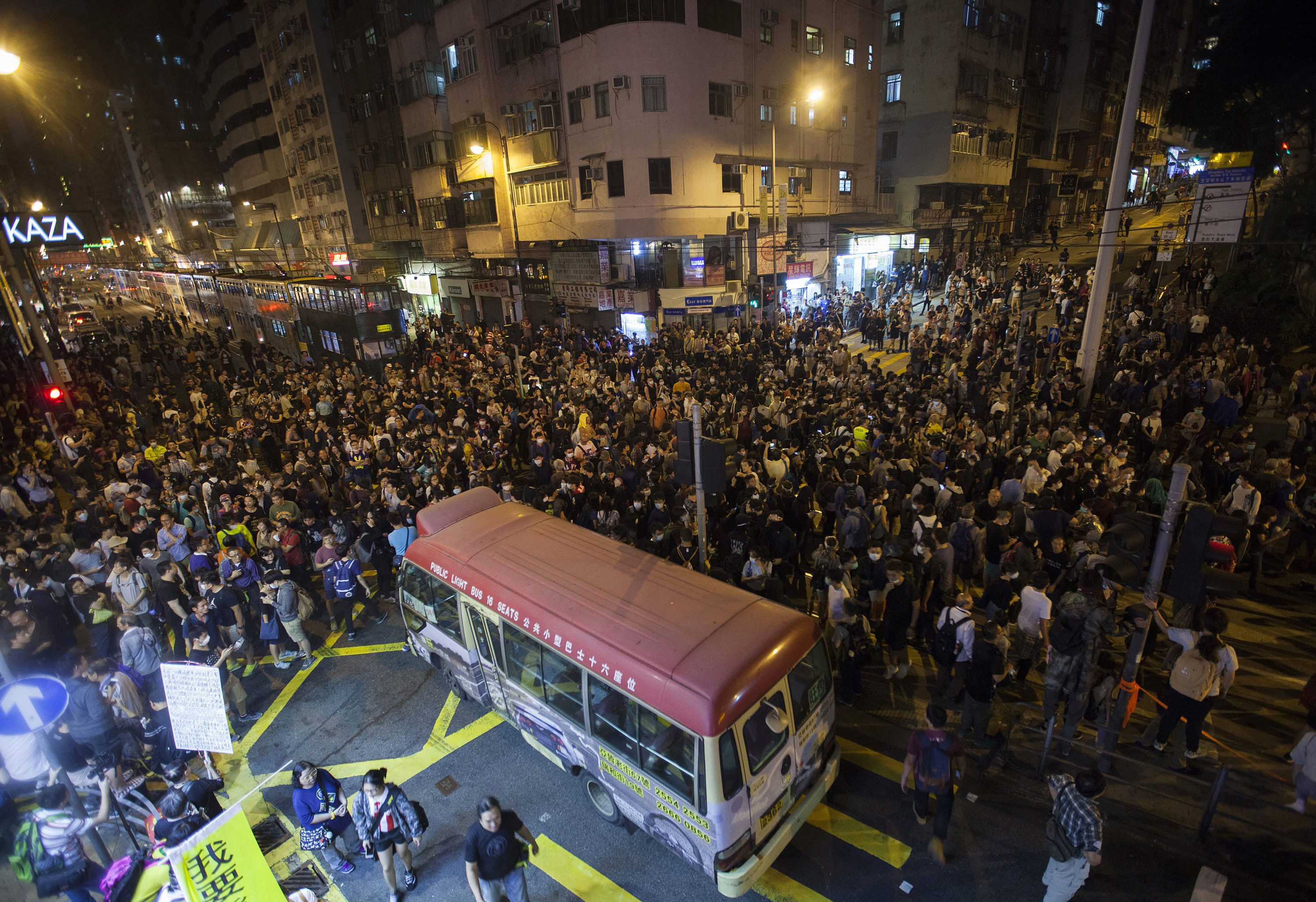 Proteste violente in Hong Kong. Sustinatorii miscarii de independenta s-au batut cu politistii. FOTO