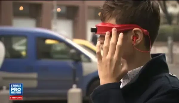 Inventia unor tineri romani le poate schimba viata nevazatorilor. Cum functioneaza ochelarii care transmit semnale audio