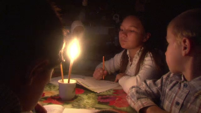 Delia, invatand la lumina lumanarii