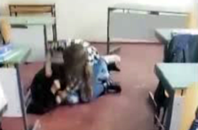 Bataie intre doua eleve de clasa a VIII-a, la o scoala din Baia Mare. Ce risca eleva care a pornit scandalul
