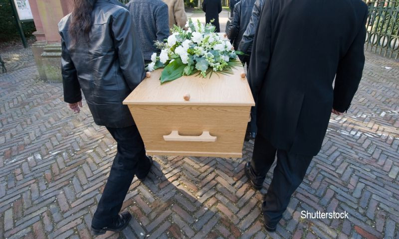 Motivul straniu pentru care o femeie si-a organizat propria inmormantare, in timp ce inca era in viata. Scenele filmate