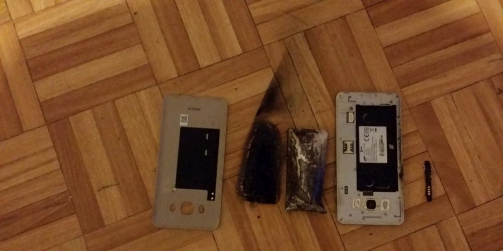 Un nou incident cu un telefon Samsung care a explodat, in Franta. "Fiul meu si-ar fi putut pierde mana"