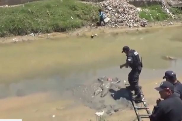 Politistii au gasit un barbat plutind la malul unui rau, scufundat in noroi. Ce au observat cand s-au apropiat de el. VIDEO