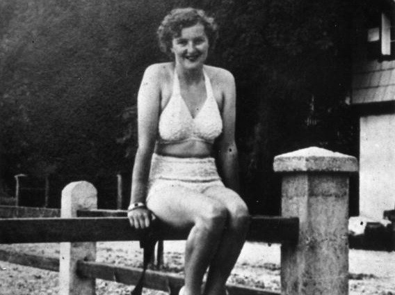 Obiecte personale ale Evei Braun, amanta lui Hitler, vandute la licitatie. Suma cu care s-au dat chilotii ei de matase