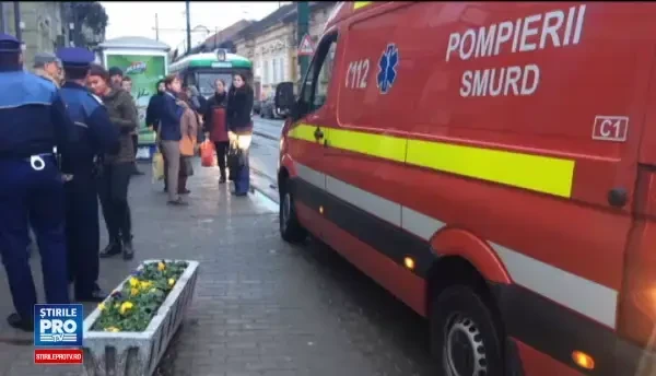 Un baiat de 11 ani din Timisoara a ajuns in coma dupa ce a cazut de la etajul 4. Era singur, trebuia sa mearga la scoala
