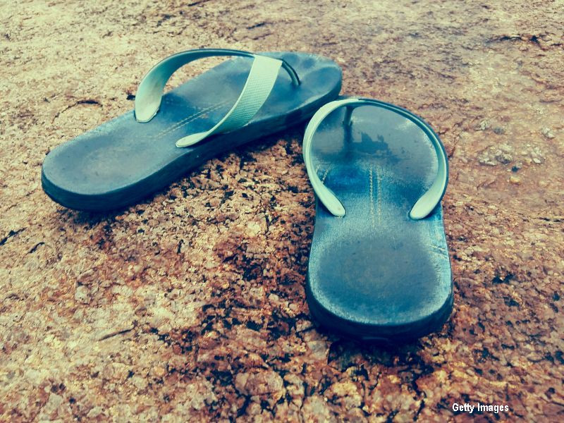 O mama de 62 de ani din Turcia risca sa faca 5 ani de inchisoare pentru ca a aruncat cu un papuc inspre fiul sau de 38 de ani