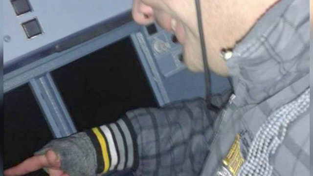 Inchisoare cu suspendare pentru clujeanul care si-a facut un selfie in cabina pilotilor. Voia sa ajunga la Londra, fara bilet