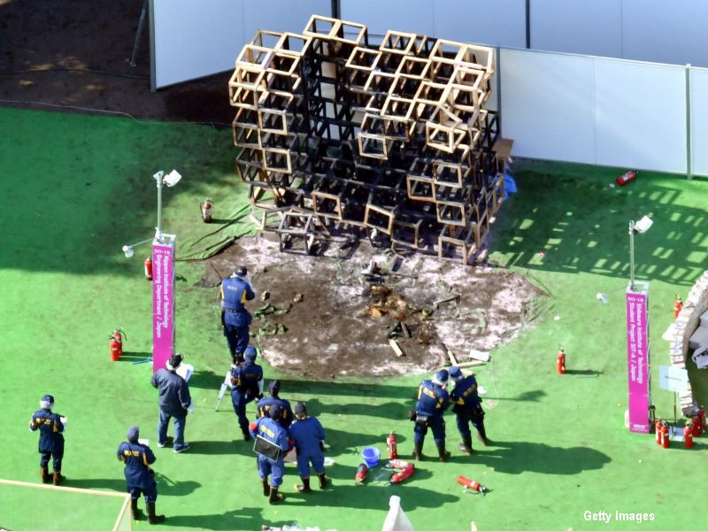 Un baietel de cinci ani a ars de viu, prins intr-o opera de arta. Tatal sau si un alt barbat, raniti incercand sa il salveze