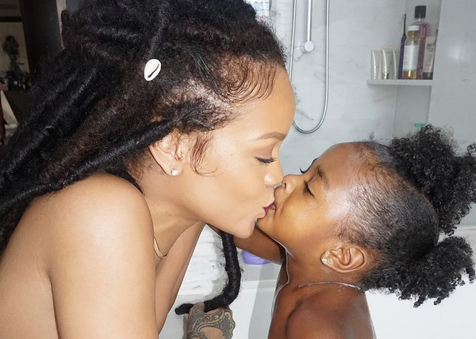 Rihanna, goala in baie alaturi de nepoata ei. Reactiile pe care le-a starnit imaginea pe retelele de socializare