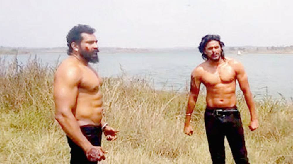 Doi actori au murit in timpul filmarilor, dupa ce o cascadorie s-a sfarsit prost. Totul a fost surprins de camere