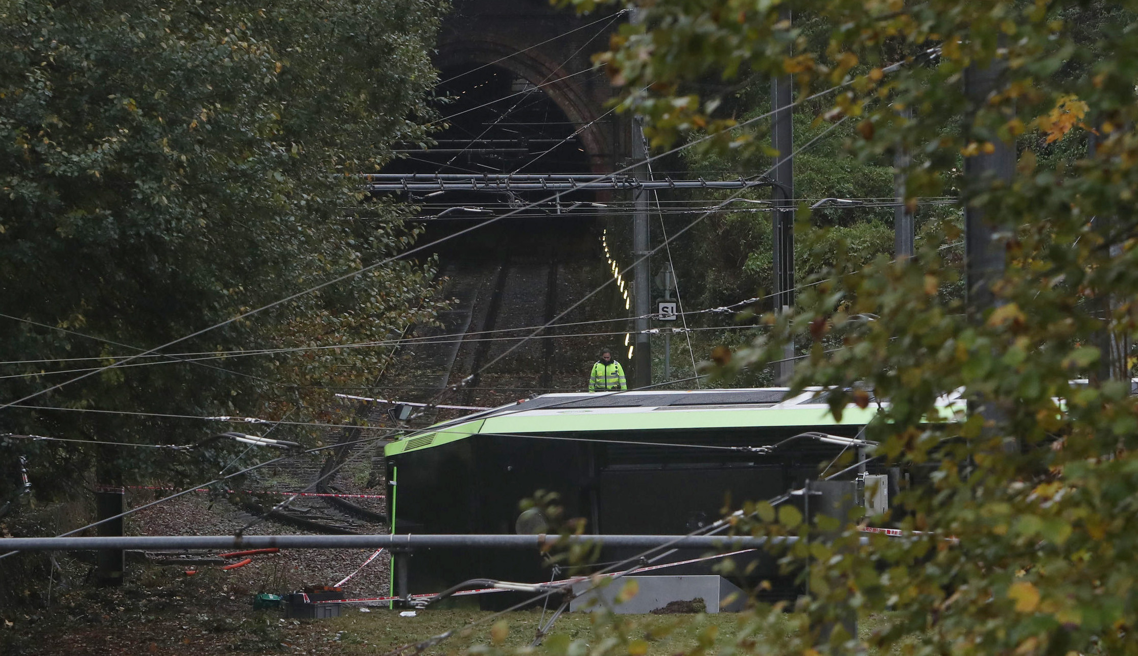 Vatmanul tramvaiului care s-a rasturnat la Londra a fost arestat. Sapte oameni au murit. VIDEO