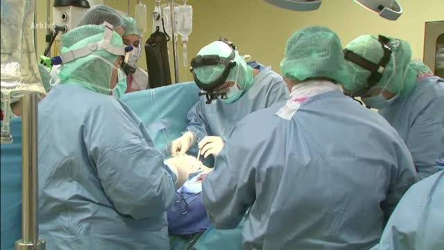 Operatie realizata in premiera in Romania. Dupa un accident grav, un tanar va avea putea avea o viata normala