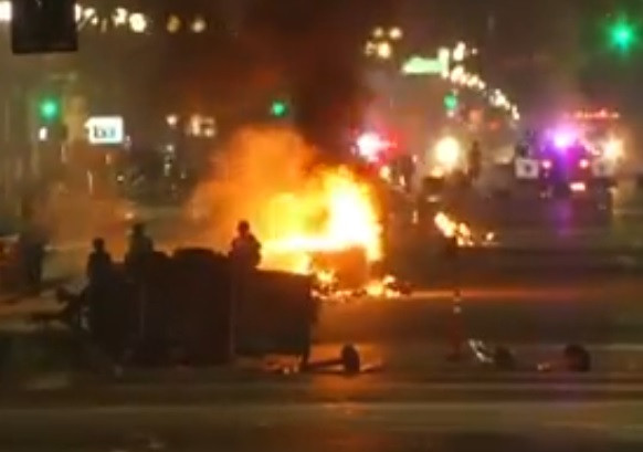 Incidente in SUA dupa victoria lui Donald Trump: Protestatari au incendiat gunoaie si au distrus vitrine."Tu nu esti America"