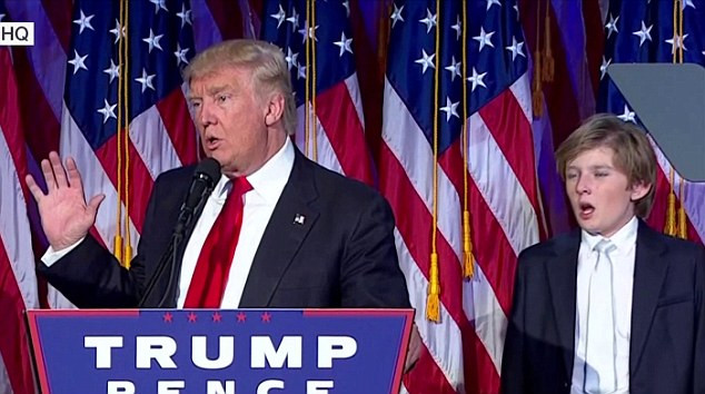 "Atunci cand nici macar propriul fiu nu vrea sa te vada presedinte". Ce facea Baron Trump in timpul discursului tatalui sau
