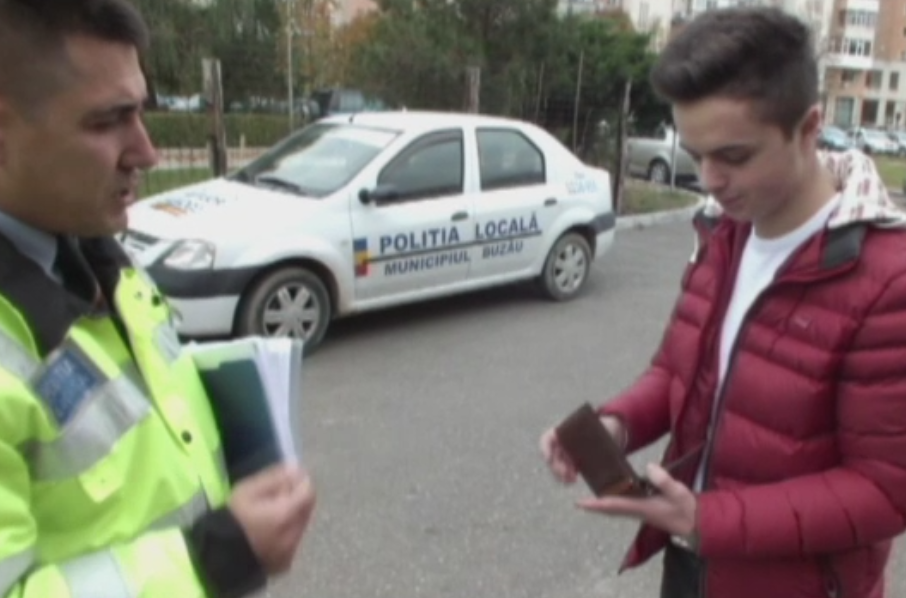 Un elev de 16 ani din Buzau si-a pierdut portofelul cu acte si bani pe strada. Cine l-a gasit ulterior