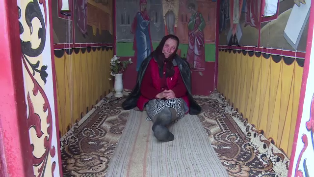 O femeie de 70 de ani a ajuns sa doarma in cimitir, dupa ce a pierdut in instanta casa. Cum a ajuns in aceasta situatie