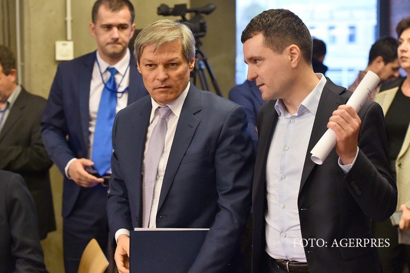 Premierul Ciolos, invitat la lansarea candidatilor USR. "Nu poti sa guvernezi si cu bun simt, dar si populist"