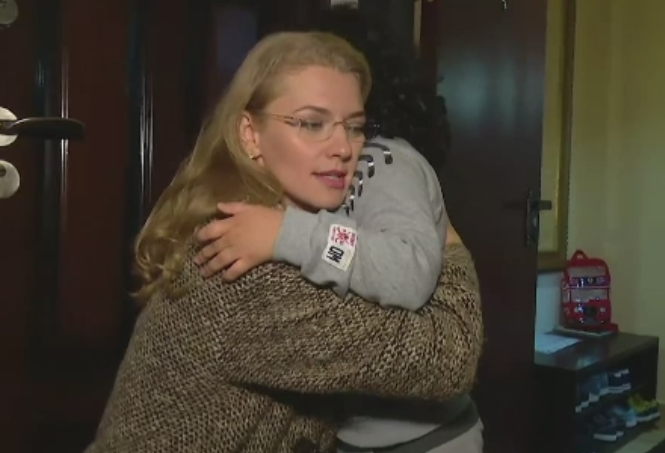 "Victor iti copiaza temele, Liviu iti fura sandvisul". Scena jucata de Alina Gorghiu la usa unui apartament, cu un copil