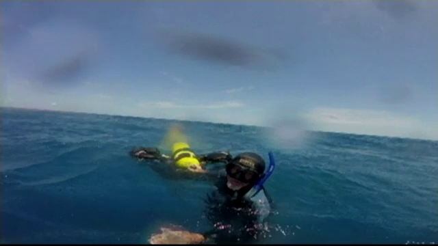 A ramas fara barca, dar a reusit sa supravietuiasca 18 ore in ape pline de rechini. Cum a fost salvat scafandrul