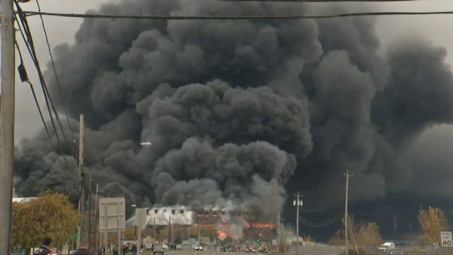 Incendiu puternic in statul New York provocat de explozia unui bec. Halele unei foste otelarii, complet distruse