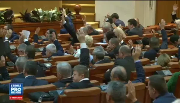 Scandal pe maririle de salariu votate de Parlament. Directorii primesc majorare de 50%, infirmierele - 1%