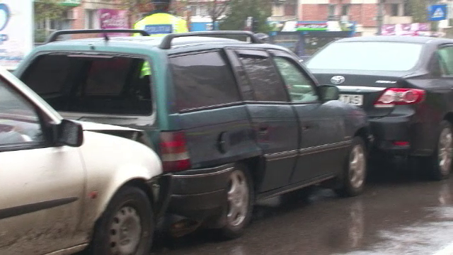 Un barbat din Botosani, fara permis de conducere, a furat o masina si a lovit doua alte autoturisme. Ce a facut dupa accident