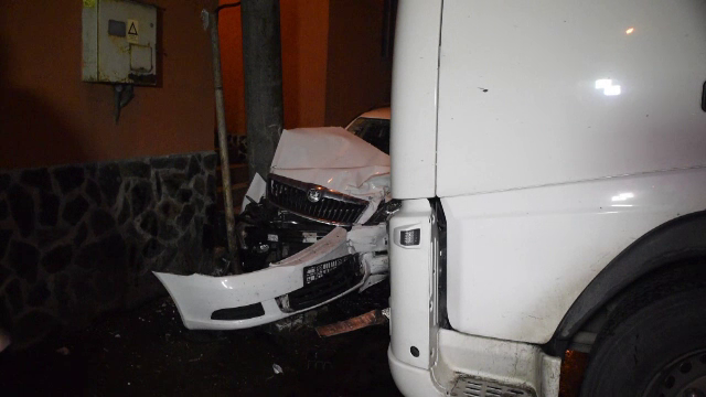 Un TIR care circula pe o strada din Dej s-a ciocnit violent de o masina si a rupt un stalp. Ce a patit soferul polonez