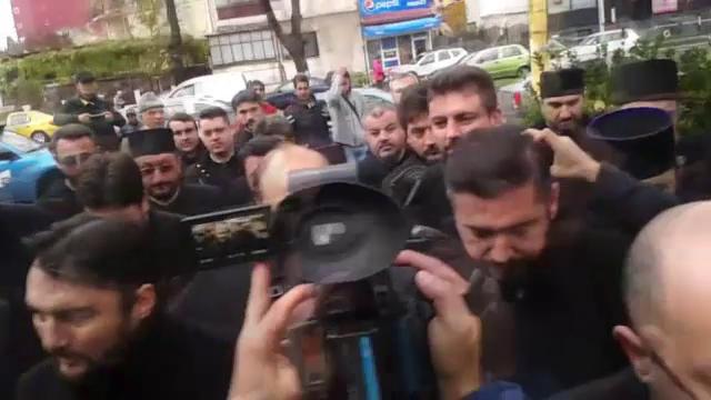 Arhiepiscopul Teodosie a adus 30 de preoti la IPJ Constanta, pe care i-a transformat in bodyguarzi. Explicatia Arhiepiscopiei