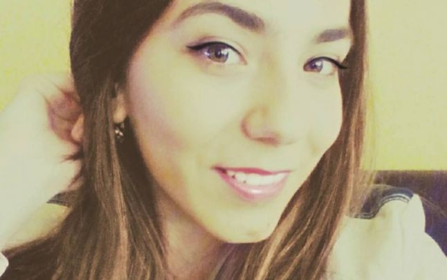 La 16 ani, cancerul i-a rapit Cristinei un rinichi si viata de adolescenta. Viitorul ei sta in mainile celor care o pot ajuta